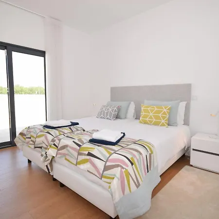 Modern With Private Pool Near The Beautiful Of Foz De Arelho Nadadouro